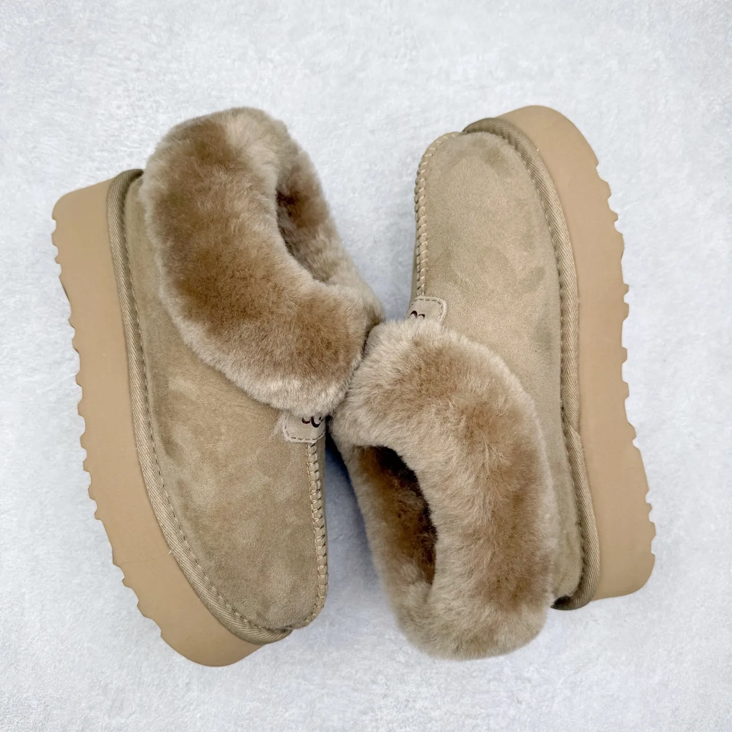 Pick up locally 💰520 UGG 4810H Tatsu special thick-soled autumn and winter sheep fur integrated snow boots. All shoes are made of ZP same factory. Longfeng A-grade Australian imported sheep fur integrated brand OEM production line. Fully follow the ZP process. OEM original pattern maker. Adhering to the principle of no original shoes and no development selection. Pay attention to every detail. The most authentic version on the market TREADLITE "Light Wing" technology outsole Lightweight/durable/flexible/pile size: 35 36 37 38 39 40 Coding: by2936070